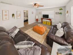 AC, Monthly stays Charming Cottage KING BED, Fenced yard - Image 2