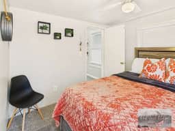 AC, Monthly stays Charming Cottage KING BED, Fenced yard - Image 5