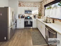 King bed, Family space- Retro Home in Historic Albany - Image 2
