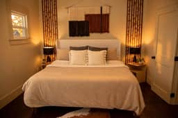 The Moody Modern*2KING beds*2bath*Walkable* - Image 3