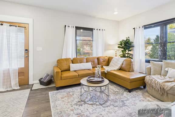 Historic Albany Downtown House with 5 bedrooms, KING beds - Image 1