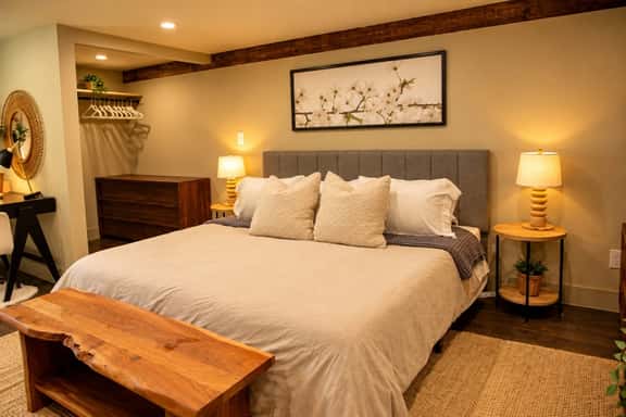 The Velvet Hideaway +30 day stays-King bed - Image 1