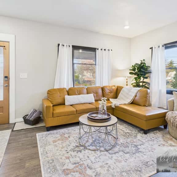 Historic Albany Downtown House with 5 bedrooms, KING beds - Image 1