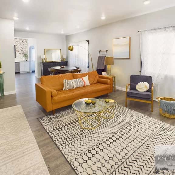 King bed, Family space- Retro Home in Historic Albany - Image 1
