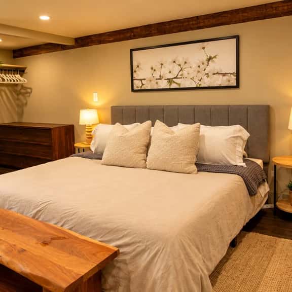 The Velvet Hideaway +30 day stays-King bed - Image 1