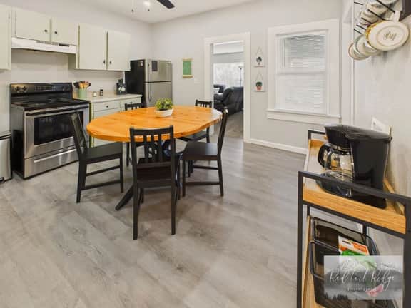 AC, Monthly stays Charming Cottage KING BED, Fenced yard - Image 3