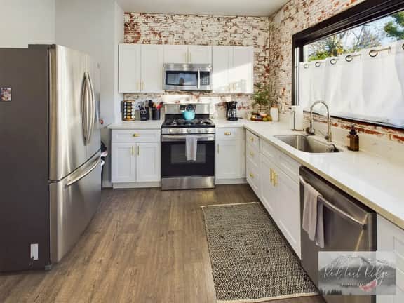 King bed, Family space- Retro Home in Historic Albany - Image 2