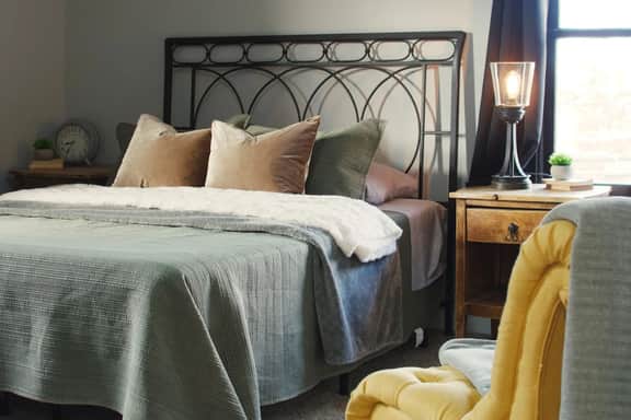 King bed, Family space- Retro Home in Historic Albany - Image 3