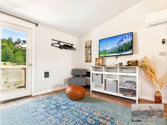 PNW Scenic Loft , KING bed, Kitchenette, Close to OSU - Image 3