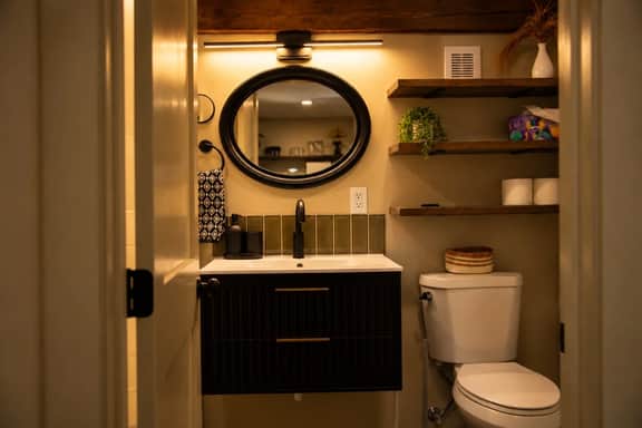 The Velvet Hideaway +30 day stays-King bed - Image 3